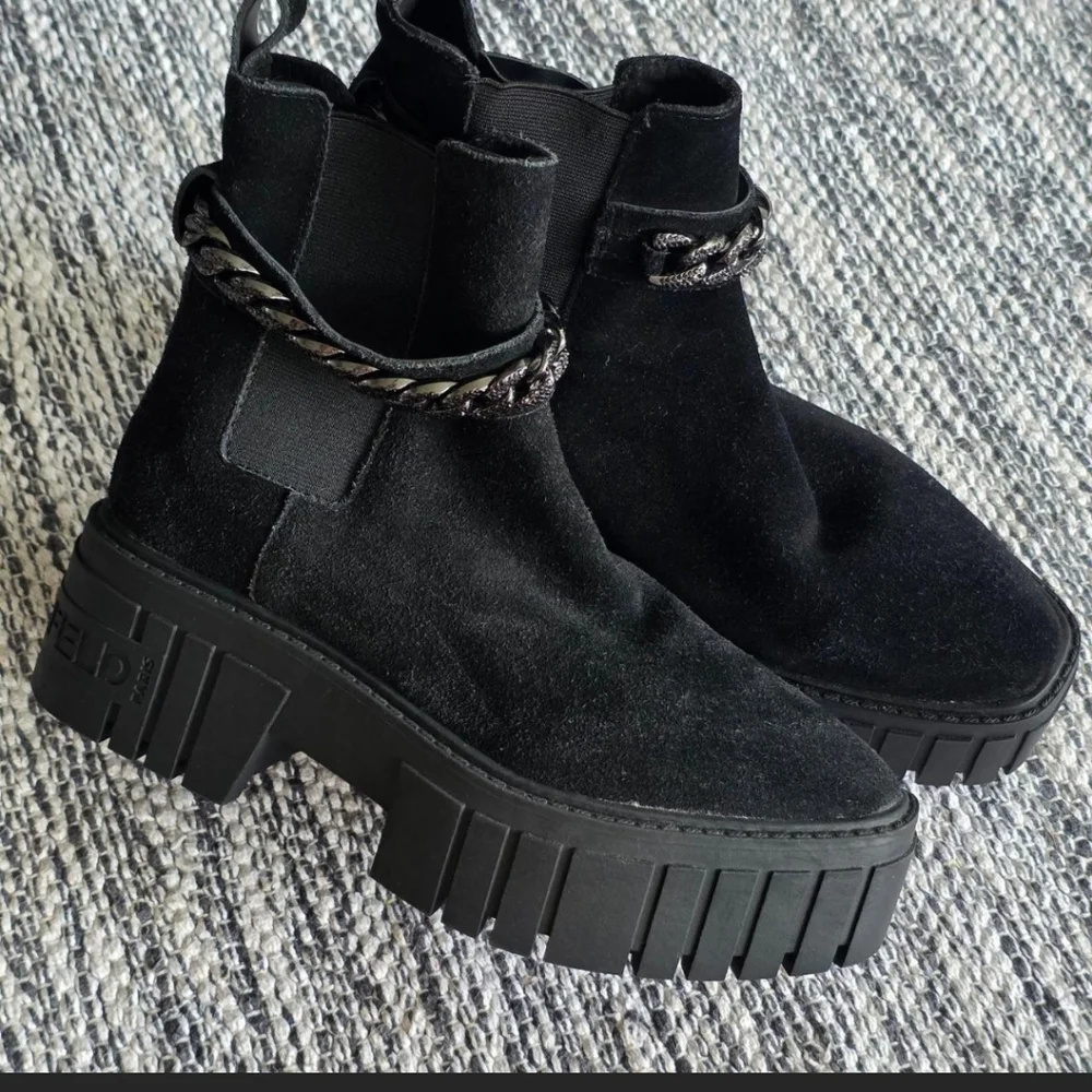 Karl Lagerfeld Black Suede Platform Chelsea Boots w/ Chain Detail 6.5 Fit Like 7